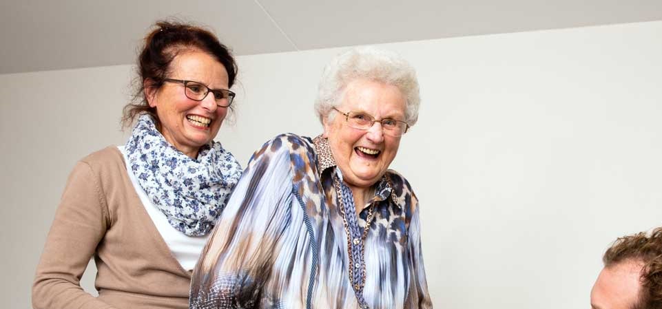 Moeder en dochter met Wolk