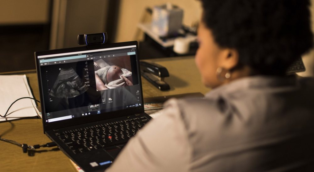 Live met echografie meekijken en diagnose bespreken