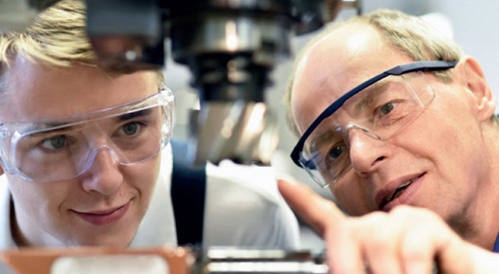 Man en jongen bij microscoop