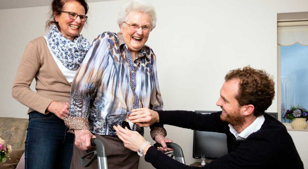 Moeder en dochter met Wolk