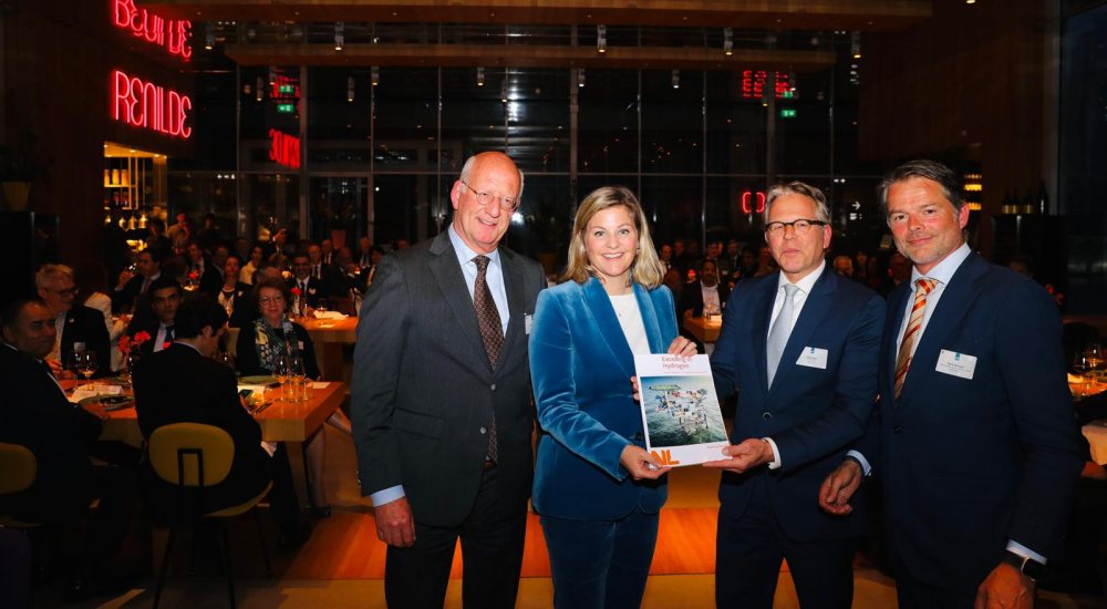 Overhandiging waterstofgids aan Schreinemacher