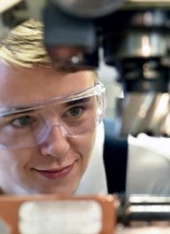 Man en jongen bij microscoop