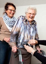 Moeder en dochter met Wolk