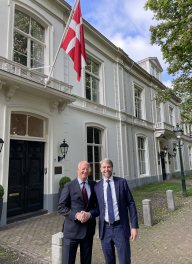 Theo met Deense Ambassadeur