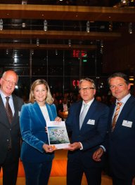 Overhandiging waterstofgids aan Schreinemacher