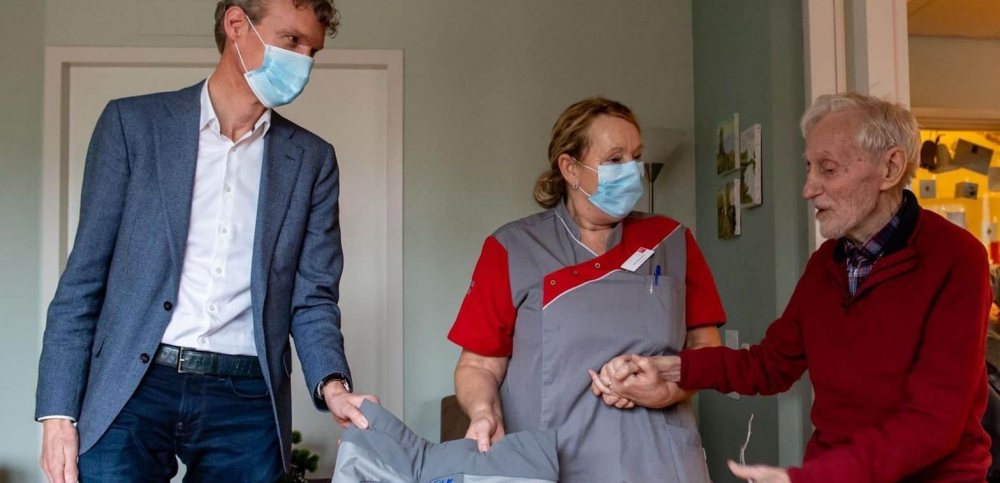 Tante Louise ontvangt eerste Wolk