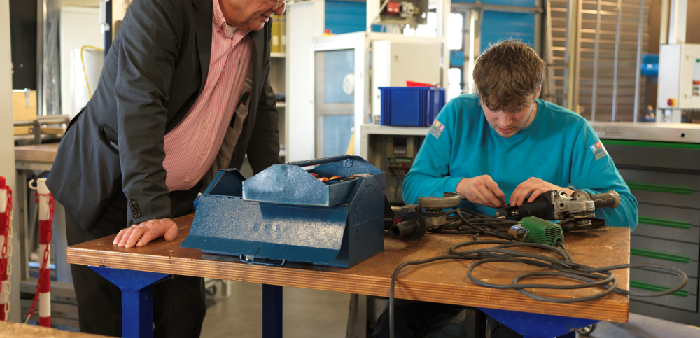 Theo bij jongen met techniek