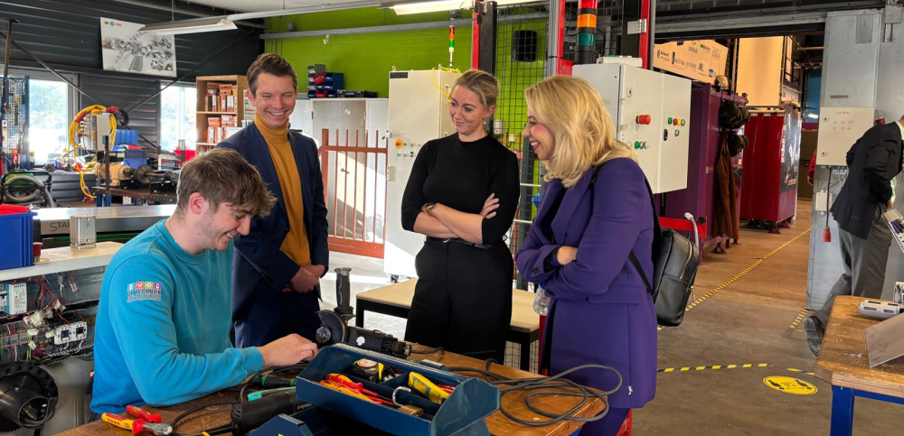 Martijn Eveliene en Edith bij jongen met techniek