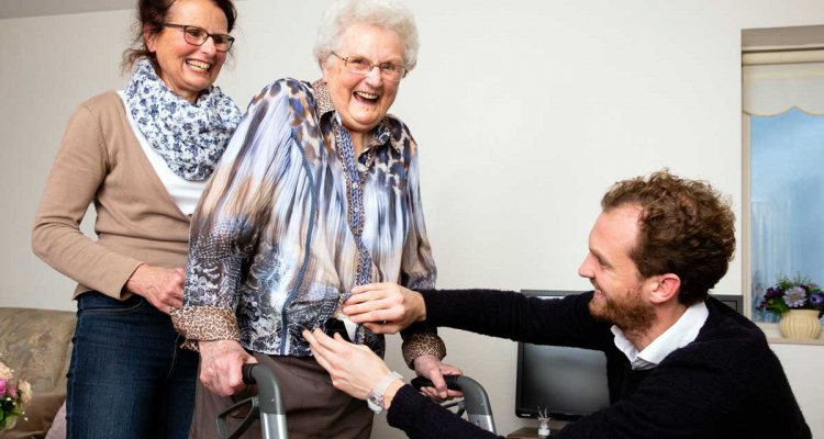 Moeder en dochter met Wolk