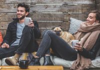 Man en vrouw op bank